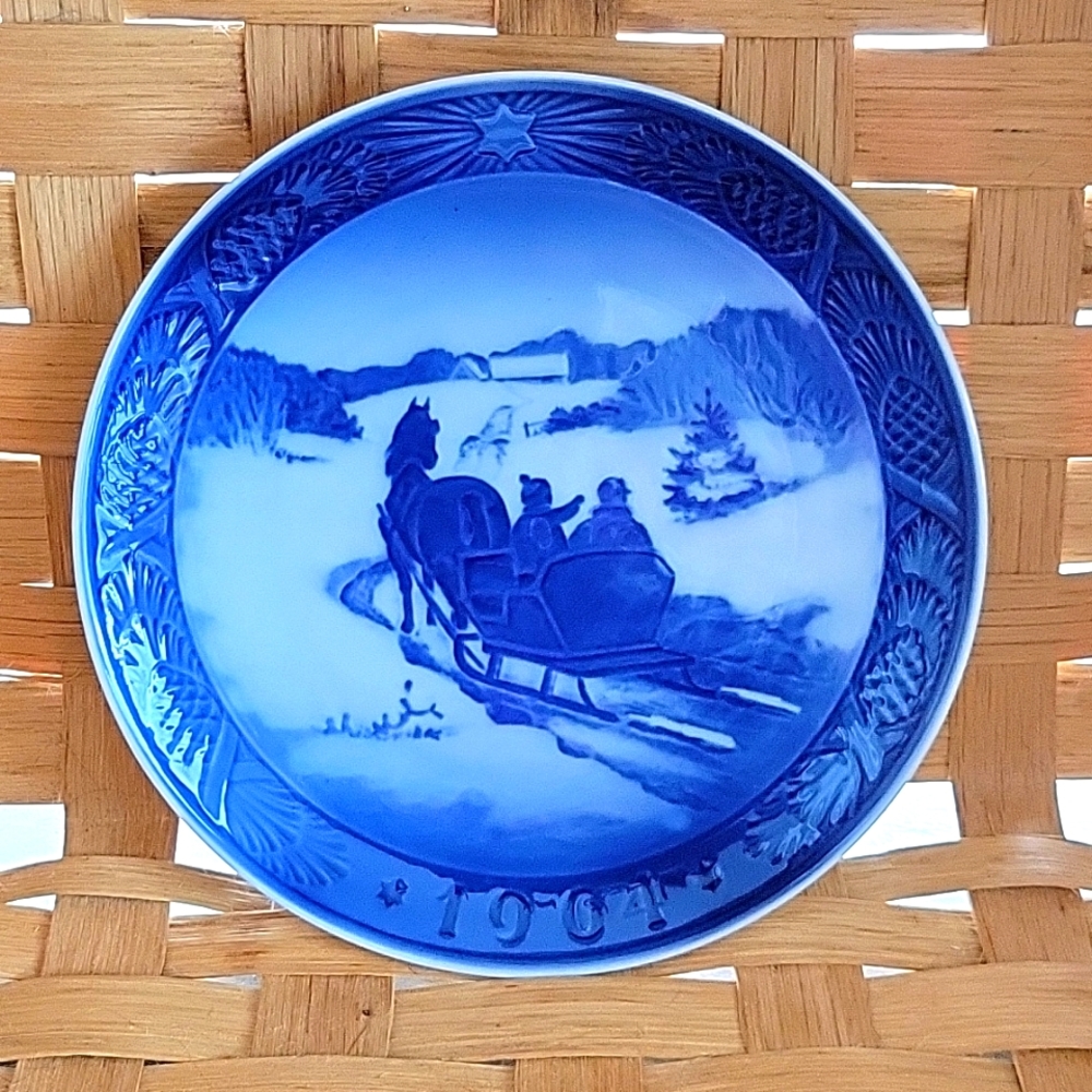 1964 ROYAL COPENHAGEN PORCELIN PLATE TITLED "FETCHING THE CHRISTMAS 🎄 TREE"